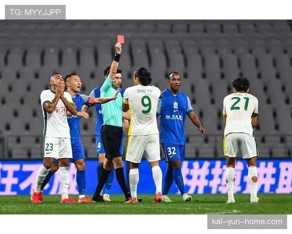 裁判梅勒未建议回看录像，VAR介入标准再成争议焦点